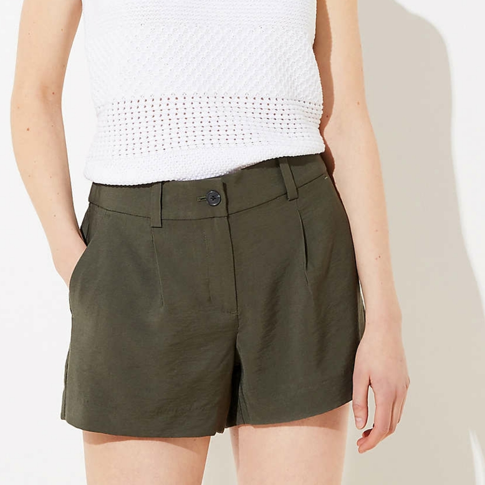 💛 LOFT pleated, olive shorts